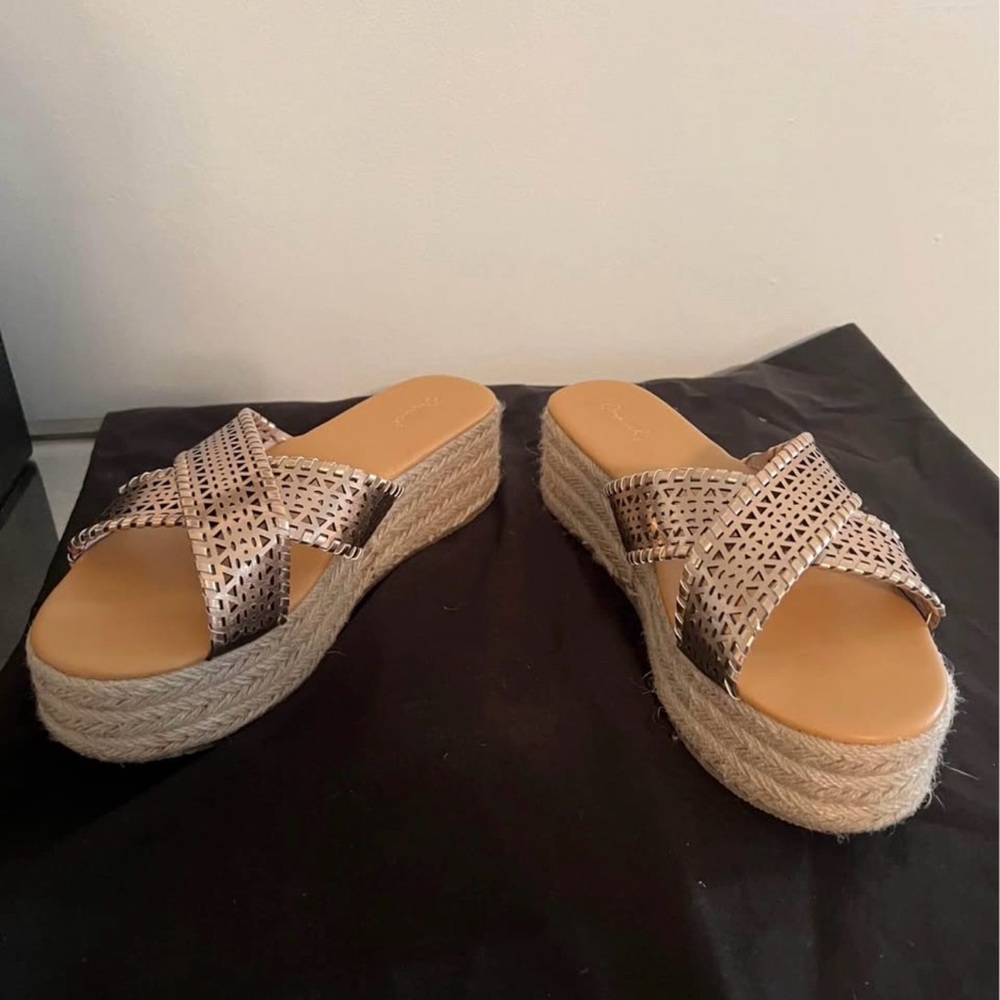 Qupid Women's Tan Woven Platform Sandals Size 8